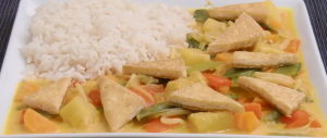 Ananas-Curry mit Gemüse und Tofuecken
