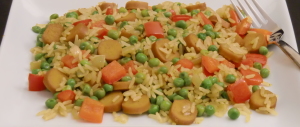 Curry-Reis-Pfanne mit Paprika, Erbsen und Würstchen