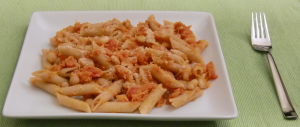 Penne mit Bohnen-Karotten-Arrabbiata und Mandel-Parmesan