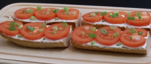 Knusprige Baguettes mit Sauerrahm, Tomaten und Frühlingszwiebeln