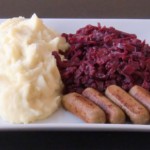 Kartoffelbrei mit Apfelrotkohl und Bratwürstchen